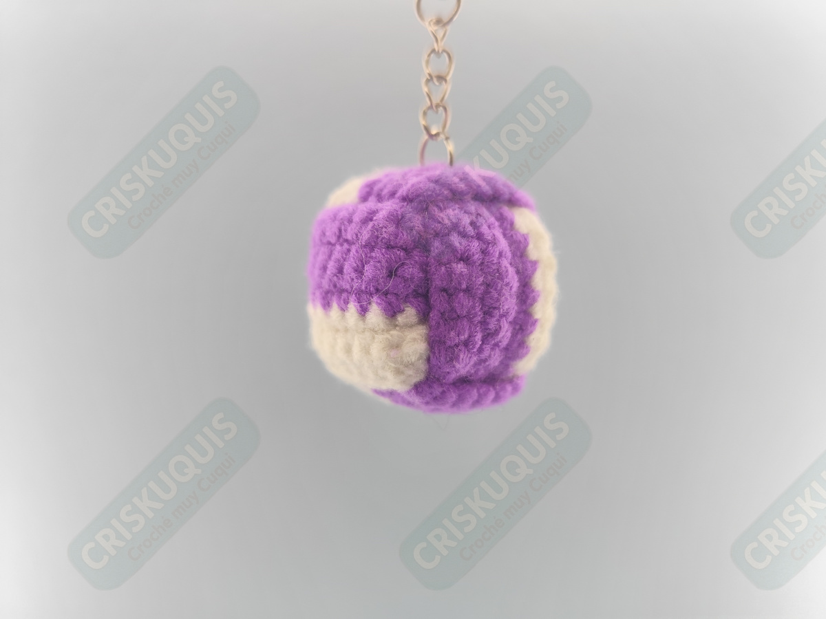 LLAVERO PELOTA BLANCO Y MORADO